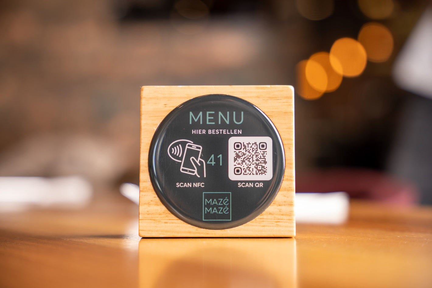 Digitale QR Code NFC Speisekarte / MENU Tischaufsteller in Holz für Hotels, Bars und Restaurants