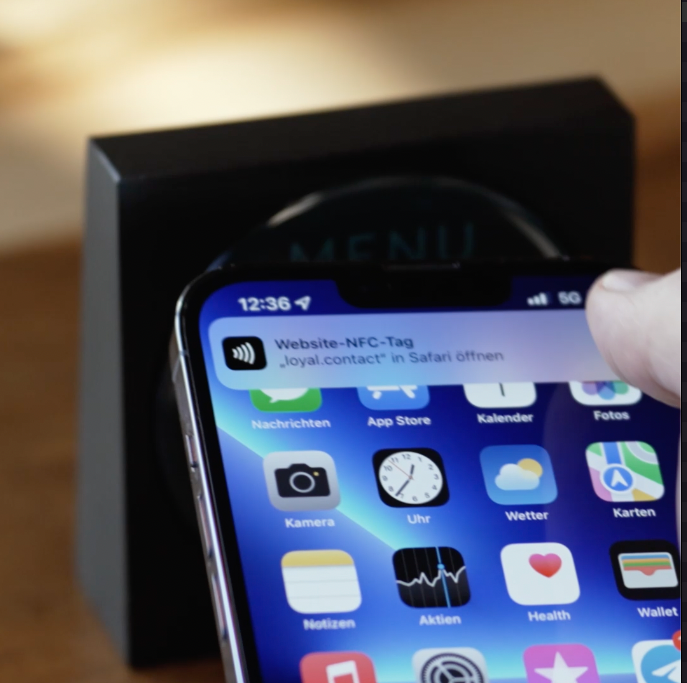 Gast öffnet digitale Speisekarte MENU mit Smartphone NFC QR
